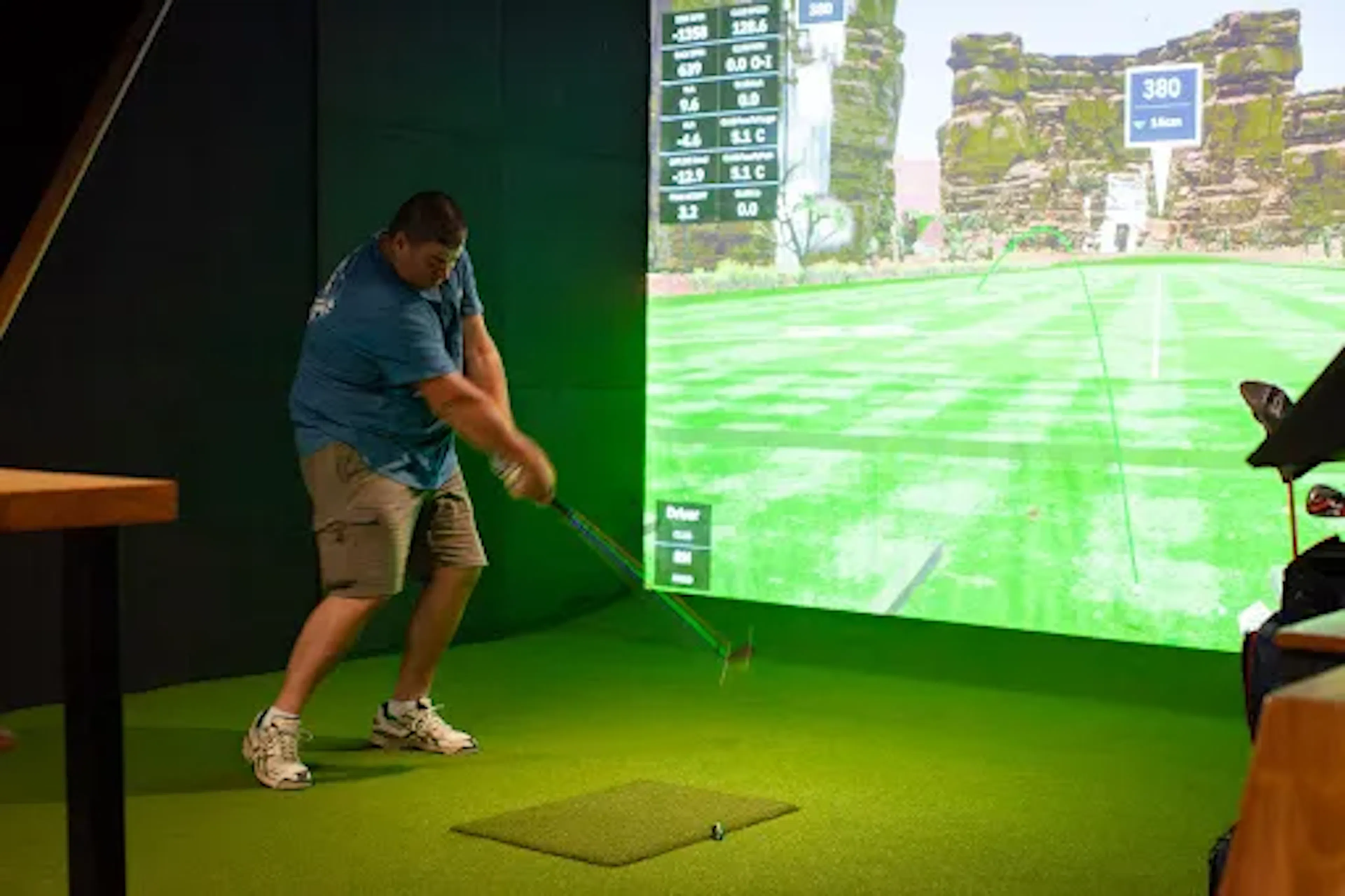 smash factor indoor golf bar